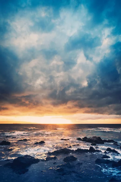 Шторм на морі, шторм океану на заході сонця — стокове фото