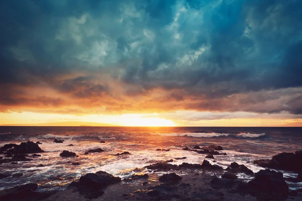 Bouře na moři, oceánské bouře při západu slunce — Stock fotografie
