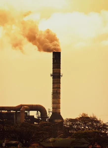 Begreppet global uppvärmning, föroreningar rök från fabrik — Stockfoto