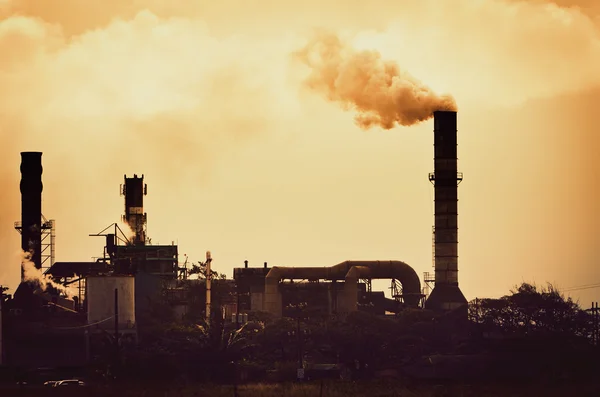 Begreppet global uppvärmning, föroreningar rök från fabrik — Stockfoto