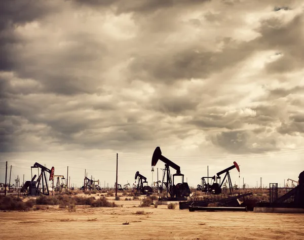 Ropné pole v poušti, produkce ropy — Stock fotografie