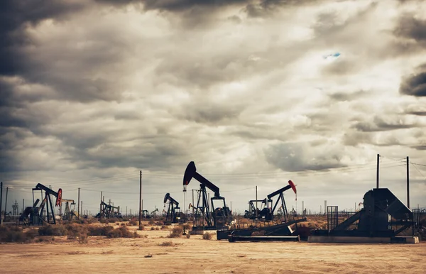 Campo petrolifero nel deserto, Produzione petrolifera — Foto Stock