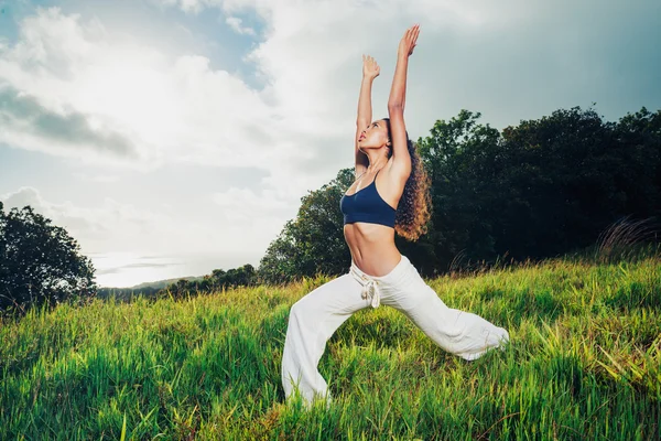 Schöne Frau praktiziert Yoga draußen in der Natur — Stockfoto