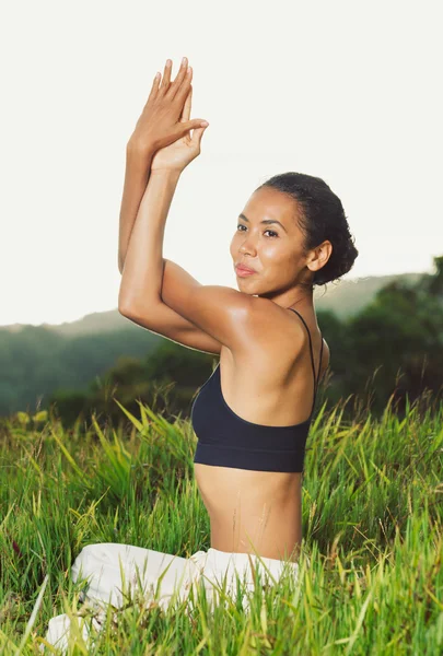Schöne Frau praktiziert Yoga draußen in der Natur — Stockfoto