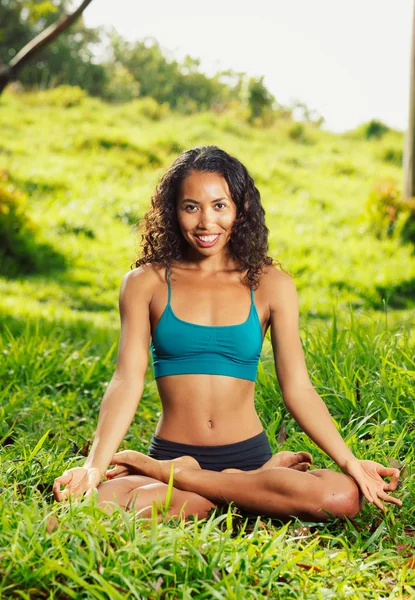 Mulher bonita praticando Yoga fora da natureza — Fotografia de Stock