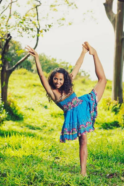 Красивая женщина практикует йогу на природе — стоковое фото