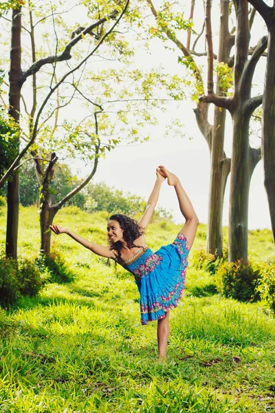 Bella donna che pratica Yoga fuori nella natura — Foto Stock