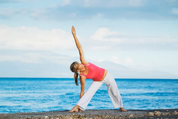 练瑜伽的海洋的美丽瑜伽女人 — 图库照片