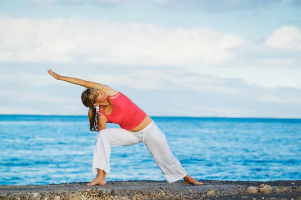 Piękne joga kobieta praktykujących jogę przez ocean — Zdjęcie stockowe