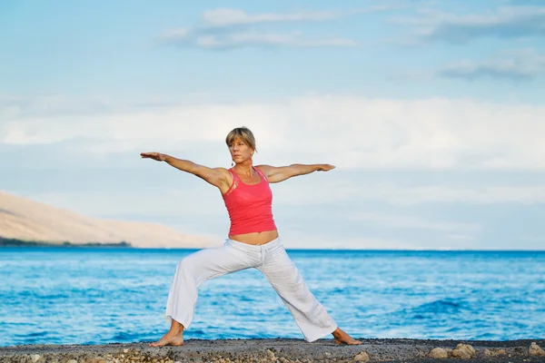 Bella donna Yoga Praticare Yoga dall'oceano — Foto Stock