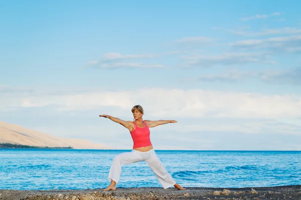 练瑜伽的海洋的美丽瑜伽女人 — 图库照片