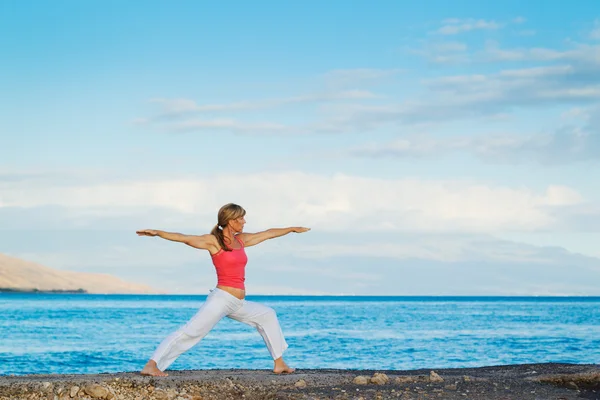 Piękne joga kobieta praktykujących jogę przez ocean — Zdjęcie stockowe