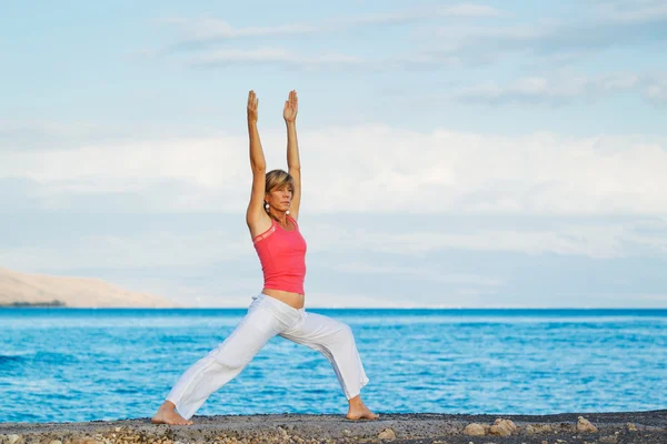 Jóga a gyönyörű nő gyakorlás jóga, az óceán — Stock Fotó