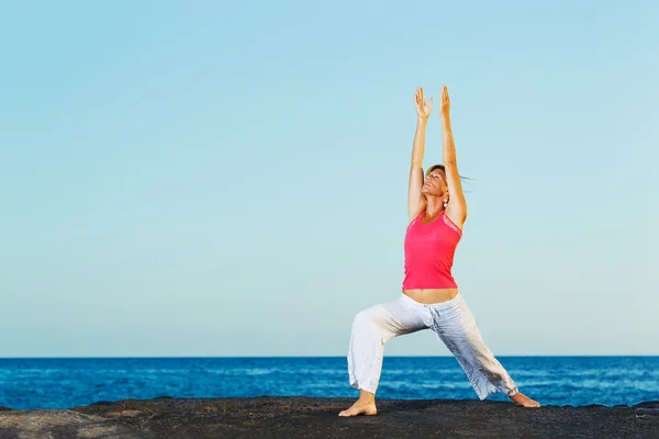 Hermosa mujer Yoga Practicando Yoga junto al Océano —  Fotos de Stock