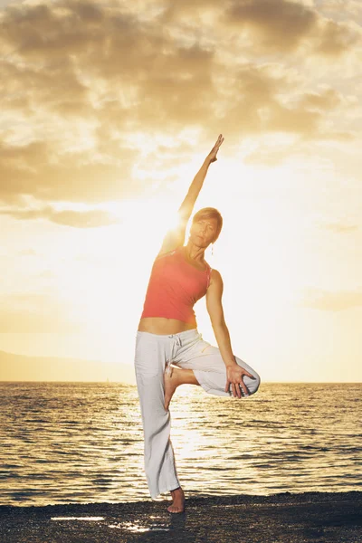 Красива жінка йоги на заході сонця — стокове фото