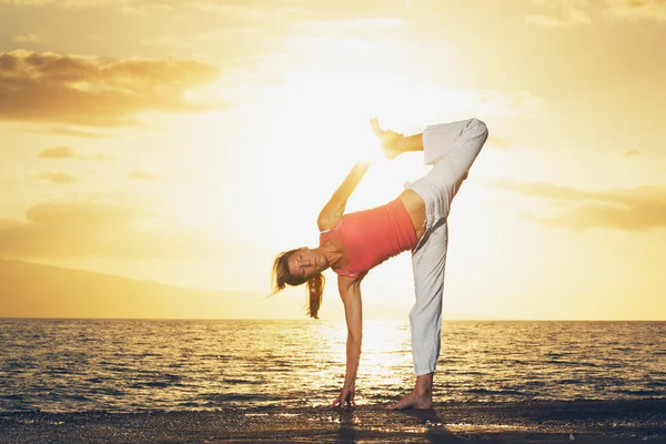 Gün batımında yoga güzel kadın — Stok fotoğraf