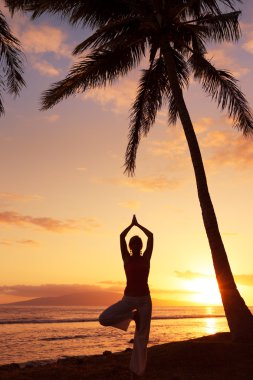 gün batımında güzel yoga kadın silüeti