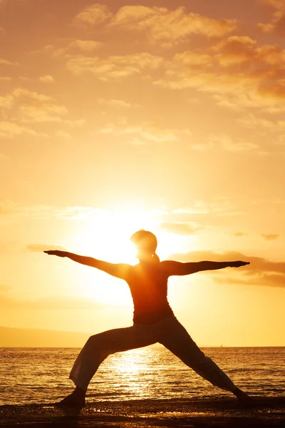 Silhueta de uma bela mulher de Yoga ao pôr do sol — Fotografia de Stock
