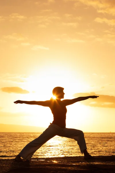 Силует красива жінка йоги на заході сонця — стокове фото