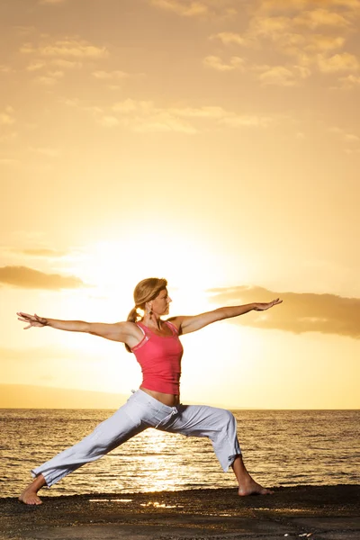 Bella donna Yoga al tramonto — Foto Stock