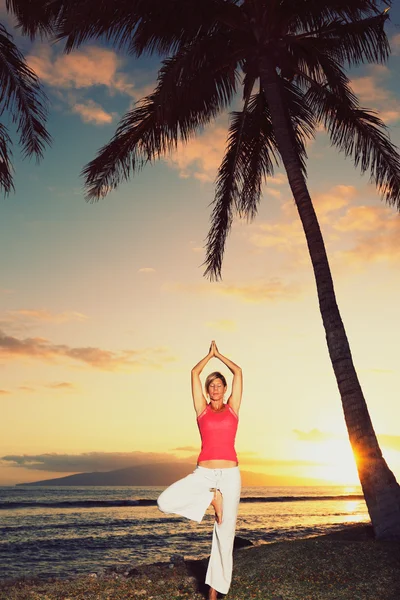 Schöne Yoga-Frau bei Sonnenuntergang — Stockfoto