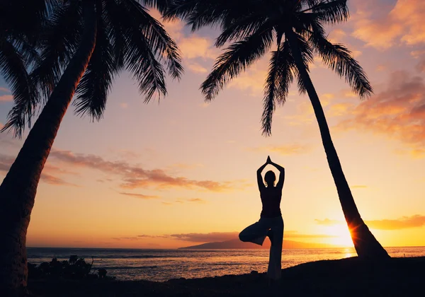 Sylwetka kobiety piękne jogi na zachodzie słońca — Zdjęcie stockowe