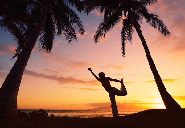 Силуэт красивой женщины-йоги на Сансете — стоковое фото