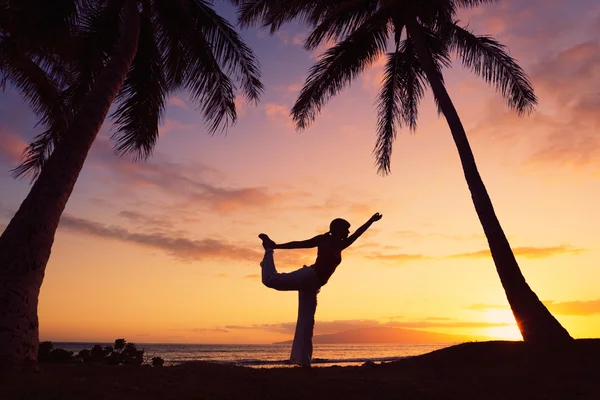 Sziluett naplementekor szép jóga nő — Stock Fotó