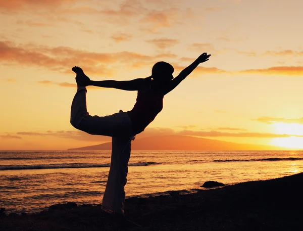 Силуэт красивой женщины-йоги на Сансете — стоковое фото