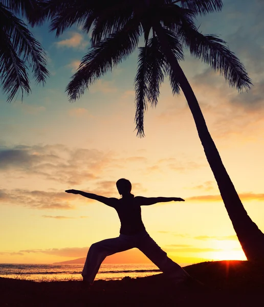 Silhouette einer schönen Yoga-Frau bei Sonnenuntergang — Stockfoto