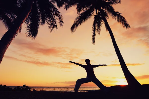 Silhouette of a Beautiful Yoga Woman at Sunset — Stock Photo, Image