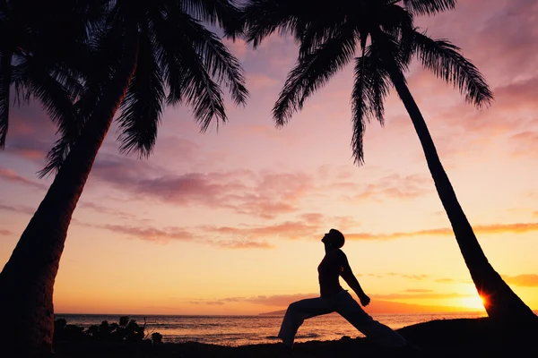 Silhuetten av en vacker yoga kvinna vid solnedgången — Stockfoto