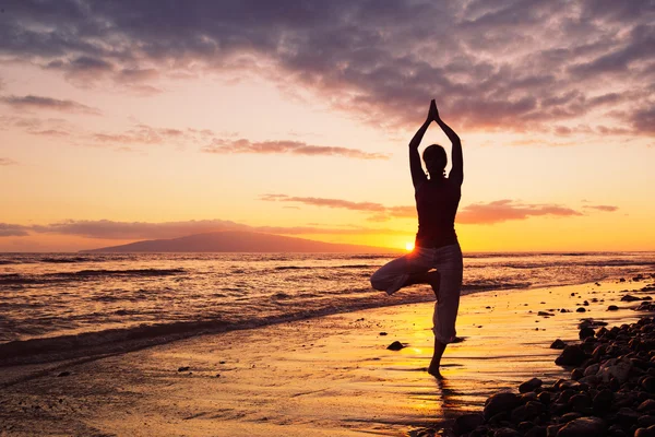 Silhouette of a Beautiful Yoga Woman at Sunset — Stock Photo, Image