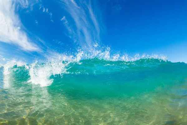 Belle vague bleue ensoleillée — Photo
