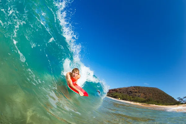Boogie-Boarder surfen erstaunliche blaue Ozeanwelle — Stockfoto
