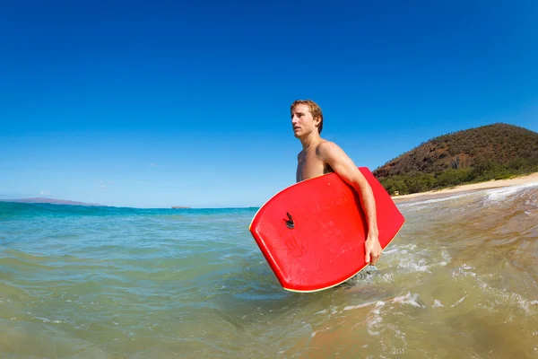 Giovane con Boogie Board in spiaggia — Foto Stock