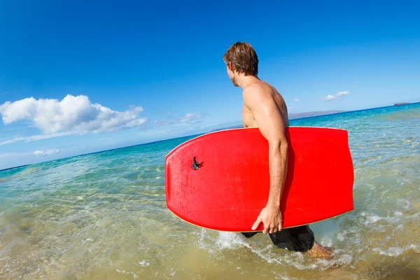 Jovem com Boogie Board na praia — Fotografia de Stock