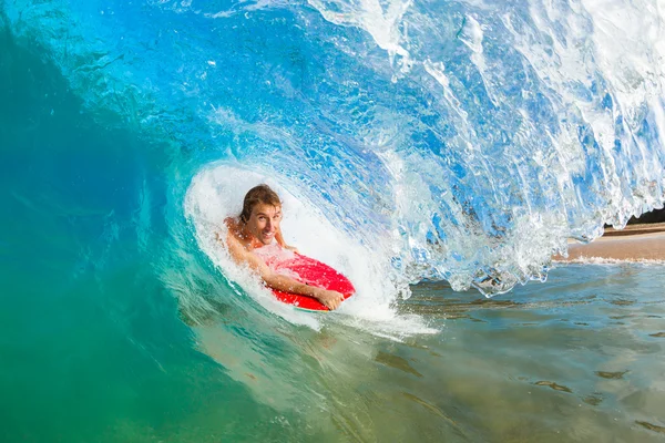 布吉寄宿生冲浪惊人的蓝色海洋波 — 图库照片
