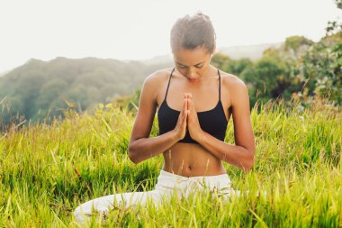 doğada Yoga kadın dışında