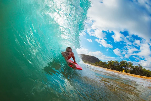 Kropp boarder surfing blå ocean wave — Stockfoto
