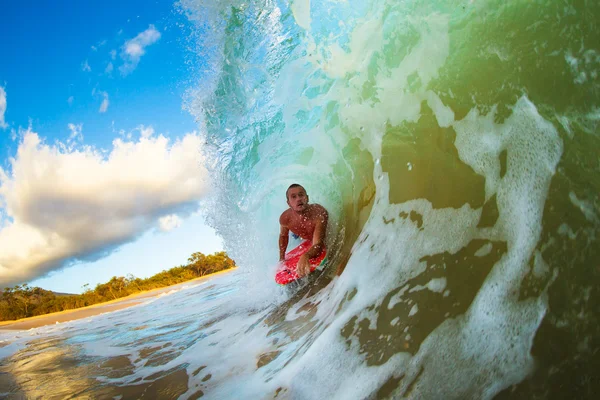 Kropp boarder surfing blå ocean wave — Stockfoto