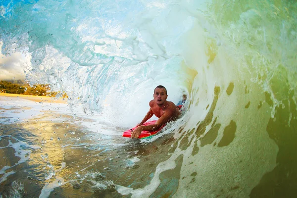 Body Boarder surft blaue Ozeanwelle — Stockfoto