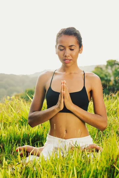 Yoga mujer afuera en la naturaleza —  Fotos de Stock