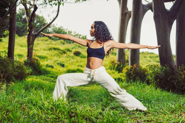 Йога жінка зовні в природі — стокове фото