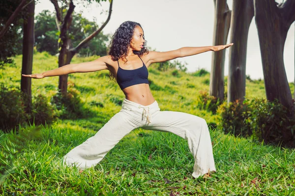 Yoga-Frau draußen in der Natur — Stockfoto