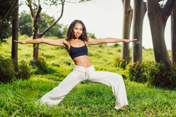 Yoga kvinnan utanför i naturen — Stockfoto