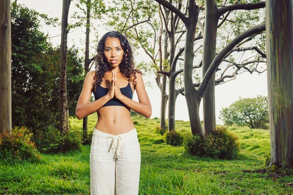 Yoga femme dehors dans la nature — Photo