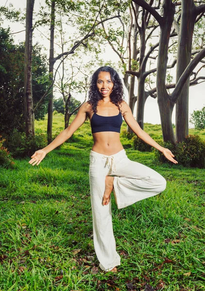 Yoga mujer afuera en la naturaleza — Foto de Stock