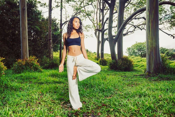 Yoga vrouw buiten in de natuur — Stockfoto