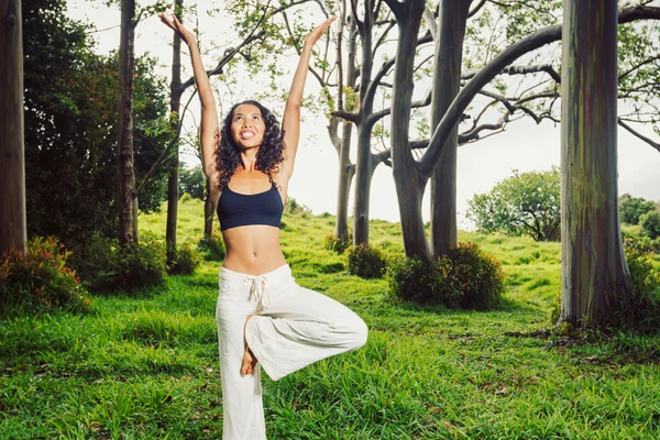 Donna yoga fuori nella natura — Foto Stock